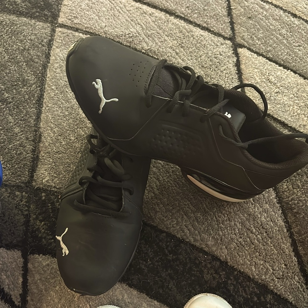 Size 9, puma black and almost perfect condition rated the most comfortable!!!!!!